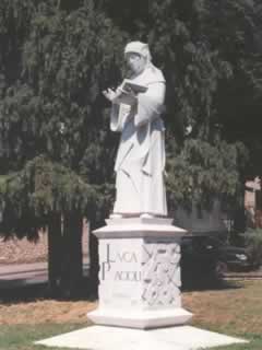 Estátua de Frei Luca Pacioli